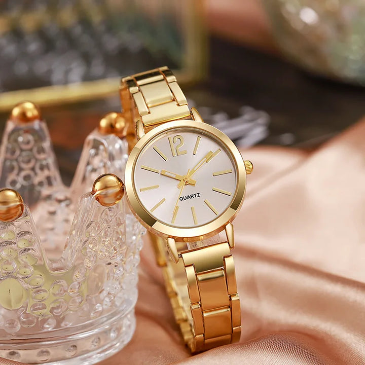 Fashionable set with simple dial