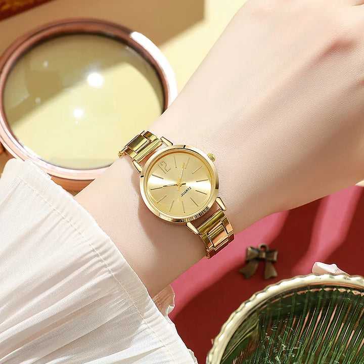 Fashionable set with simple dial