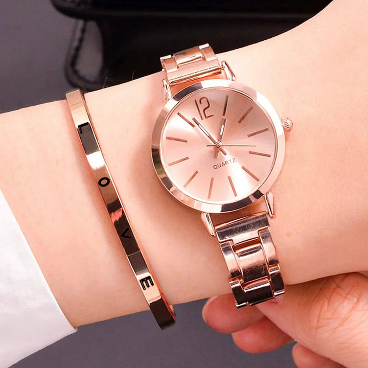 Fashionable set with simple dial