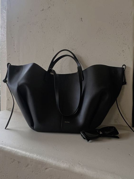 Jasmina | Shapely tote bag with side gathers